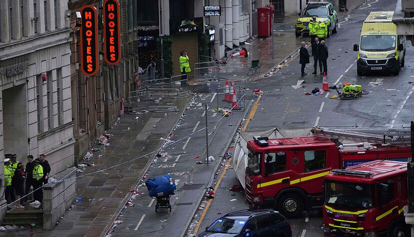 Ein Auto fuhr in die Menschenmenge.