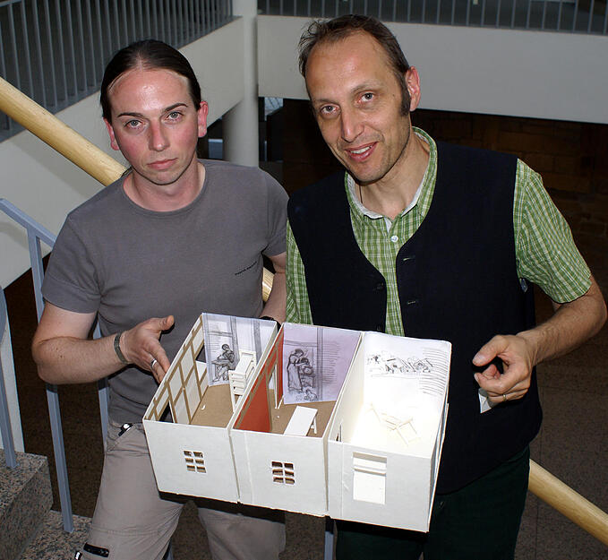 Juni 2007: Die Museumsmacher Enrico De Gennaro (links) und Grafiker Markus Ege zeigen den Gestaltungsvorschlag f&uuml;r ein r&ouml;misches Haus im Museum.