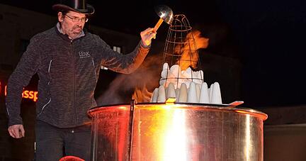 Ein Beispiel für eine gut besuchte Freiluftveranstaltung in jüngster Zeit: Hans Christoph Lenk als Meister der Feuerzangenbowle in Neckarsulm.
Foto: Stefanie Pfäffle Ein Beispiel für eine gut besuchte Freiluftveranstaltung in jüngster Zeit: Hans Christoph Lenk als Meister der Feuerzangenbowle in Neckarsulm.
Foto: Stefanie Pfäffle