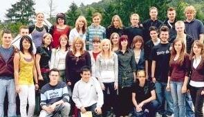 Die B1A, eine der beiden Abschlussklassen, freut sich mit mit Klassenlehrerin Heike B&uuml;hler &uuml;ber die bestandenen Pr&uuml;fungen.Foto: privat