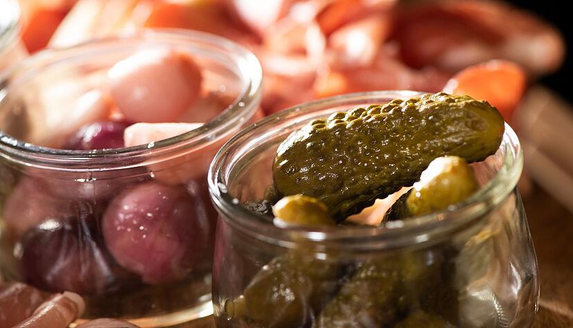 Eingelegte Gurken sind Klassiker und einfach lecker! Eingelegte Gurken sind Klassiker und einfach lecker!