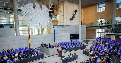 Blick in den Plenarsaal des Bundestags während einer Sitzung.