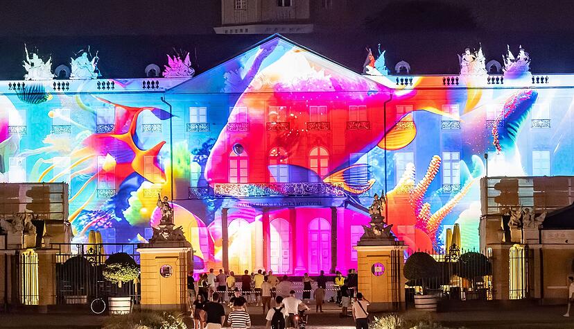 Die Medienkunst aus Licht und Sound wird passgenau auf das historische Schloss projiziert.