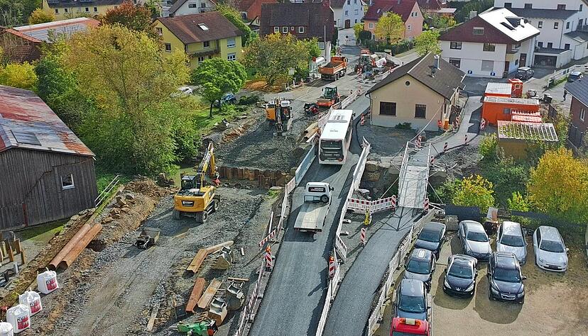 Die Ortsdurchfahrt Cappel bekommt zwei neue Brücken. Der Verkehr stadtauswärts fließt derzeit über die schon fertige Gehwegbrücke. Links davon wird seit diesem Monat die Straßenbrücke gebaut. Die Ortsdurchfahrt Cappel bekommt zwei neue Brücken. Der Verkehr stadtauswärts fließt derzeit über die schon fertige Gehwegbrücke. Links davon wird seit diesem Monat die Straßenbrücke gebaut.