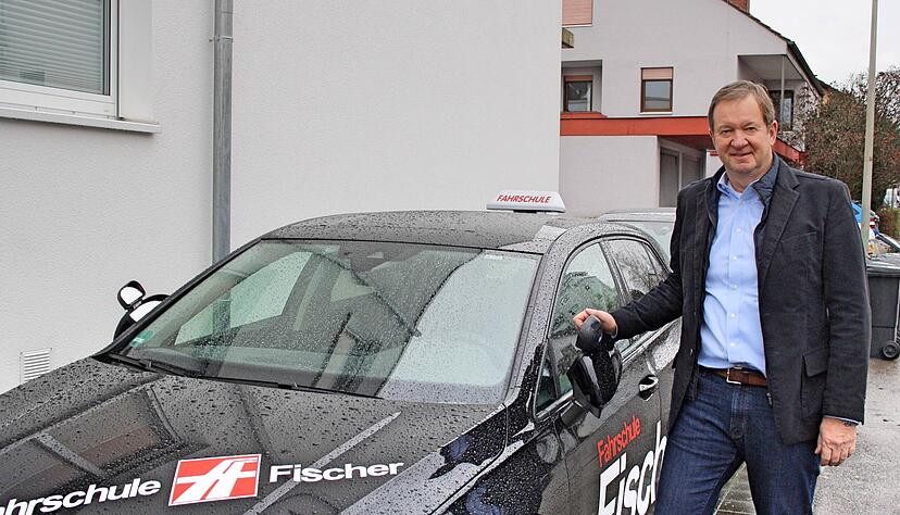 Die Einhaltung der Hygienevorschriften ist längst zur Routine geworden, sagt der Kreisvorsitzende des Fahrlehrerverbands, Wolfgang Fischer.
Foto: Andreas Zwingmann Die Einhaltung der Hygienevorschriften ist längst zur Routine geworden, sagt der Kreisvorsitzende des Fahrlehrerverbands, Wolfgang Fischer.
Foto: Andreas Zwingmann