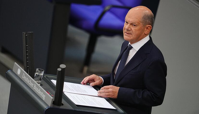 Bundeskanzler Olaf Scholz eröffnet im Bundestag, dass er künftig Schwerstkriminelle nach Afghanistan und Syrien abschieben will. Bundeskanzler Olaf Scholz eröffnet im Bundestag, dass er künftig Schwerstkriminelle nach Afghanistan und Syrien abschieben will.