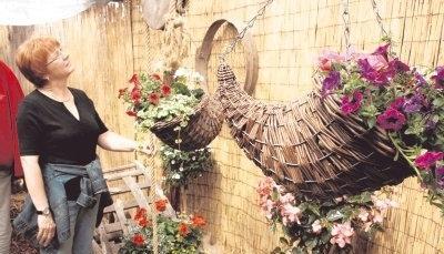 Von der Farbenpracht und den Arrangements der Blumen ließen sich Besucher bei der Gärtnerei Michelfelder in Wüstenhausen inspirieren.Foto: Ute Knödler Von der Farbenpracht und den Arrangements der Blumen ließen sich Besucher bei der Gärtnerei Michelfelder in Wüstenhausen inspirieren.Foto: Ute Knödler