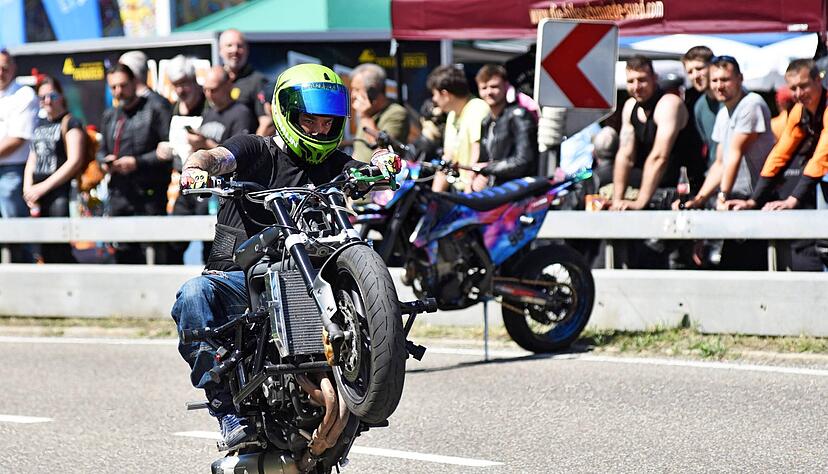 Viel Applaus gab es für die spektakulären Stunts vom Big Bike Meet, die ihr ganzes Können auf zwei Rädern demonstrierten.
Foto: Peter Klotz