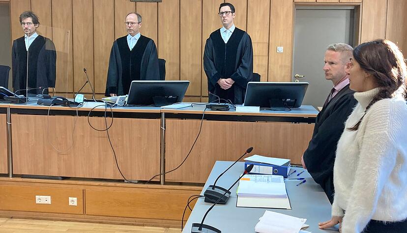 Rechtsanwalt Dr. Ulrich Stegmüller (Zweiter von rechts) fordert für seine Mandantin 340 000 Euro. Richter Jürgen Rieger (Zweiter von links) verkündet am 14. Februar die Entscheidung des Gerichts. Rechtsanwalt Dr. Ulrich Stegmüller (Zweiter von rechts) fordert für seine Mandantin 340 000 Euro. Richter Jürgen Rieger (Zweiter von links) verkündet am 14. Februar die Entscheidung des Gerichts.