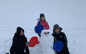 Für Familie Zaharova bedeutete der Tag im Schnee ein wenig Ablenkung von ihren Gedanken. Für Familie Zaharova bedeutete der Tag im Schnee ein wenig Ablenkung von ihren Gedanken.