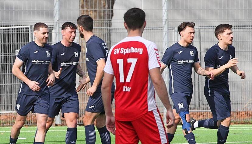 SUN-Spieler Philipp Seybold (links) leitete gegen den SV Spielberg die Wende ein, traf zum 1:2, am Ende siegte Neckarsulm 4:2.
Foto: Bertok