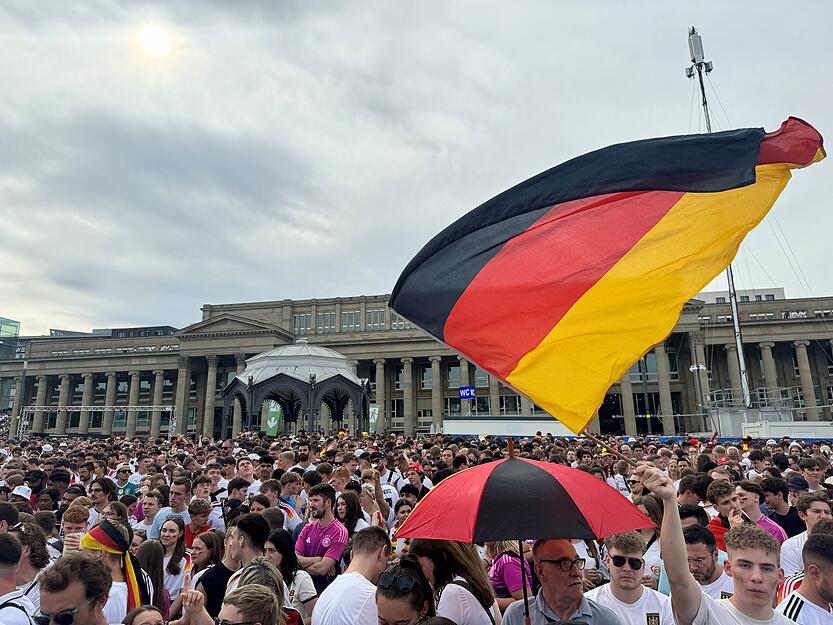 22.000 Menschen warten auf das Public Viewing in der Stuttgarter Fanzone.