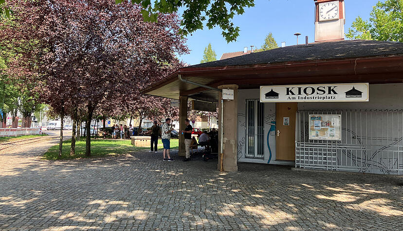 Etwa 15 Personen, die meisten sind Männer, halten sich täglich am Industrieplatz auf. Etwa 15 Personen, die meisten sind Männer, halten sich täglich am Industrieplatz auf.