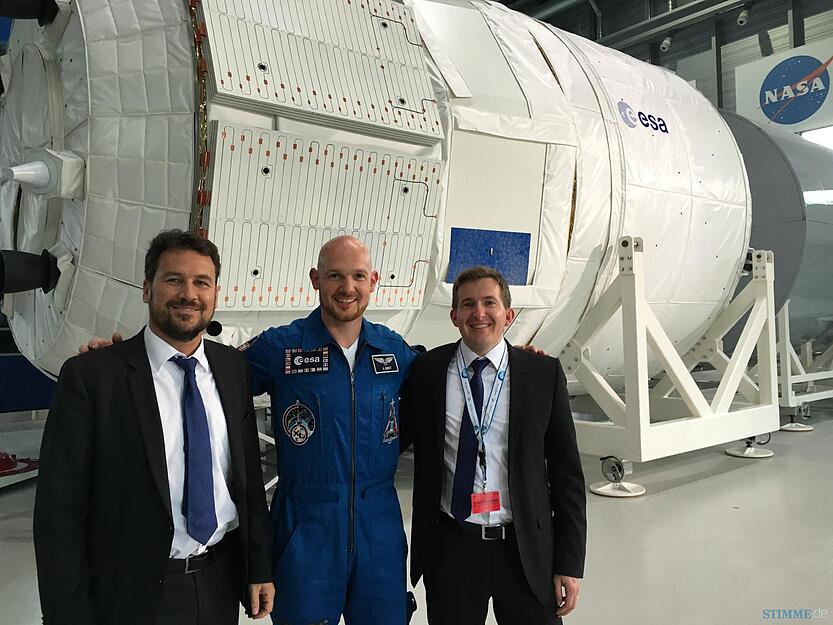 Bundestagsabgeordneter Christian von Stetten (l.) und Bürgermeister Stefan Neumann (r.) erlebten am Mittwoch in Köln live mit, wie Alexander Gersts zweite Mission verkündet wurde. Das Bild zeigt sie vor der Kapsel, die die ISS regelmäßig versorgt. Foto: privat