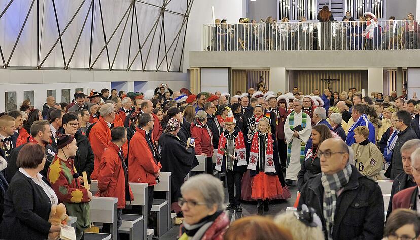 Vorneweg das Massenbachhausener Kinderprinzenpaar, Nick Neumann und Josephine Gorzelak, dann Prinzessin Eva Marbach und die Pfarrer Steven H&auml;usinger und Markus Pfeifer, die den &ouml;kumenischen Gottesdienst gemeinsam feiern.
Foto: Dennis Mugler