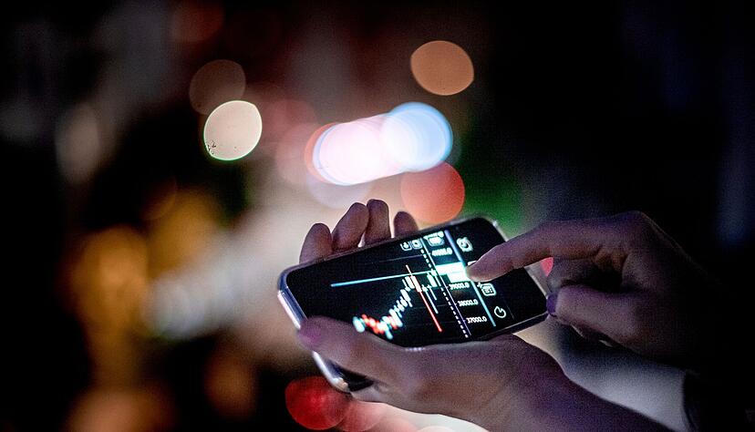 KI-Coins erleben aktuell einen H&ouml;henflug. Blind investieren sollten Privatanleger trotzdem nicht.