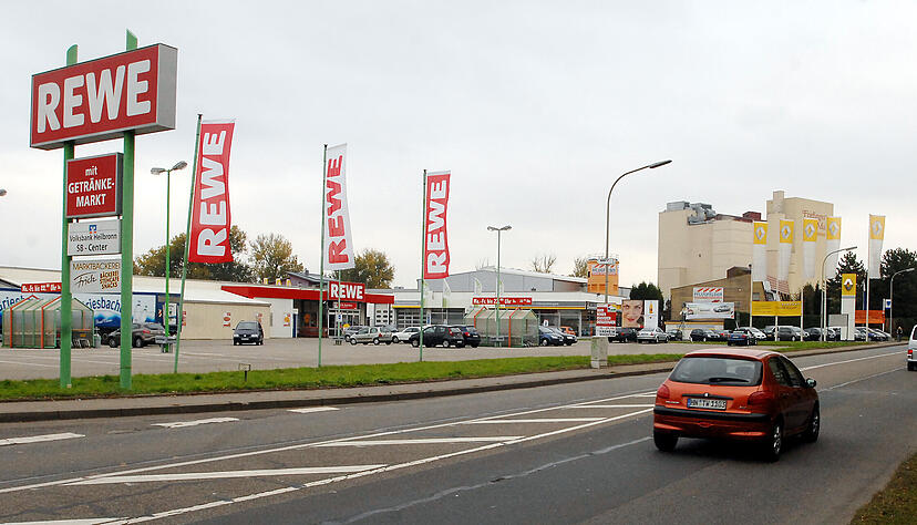 Sobald die fehlende Baugenehmigung vorliegt, wird der Rewe-Markt in Bad Wimpfen im Tal abgerissen und neu aufgebaut.
Foto: Archiv/ Dirks
