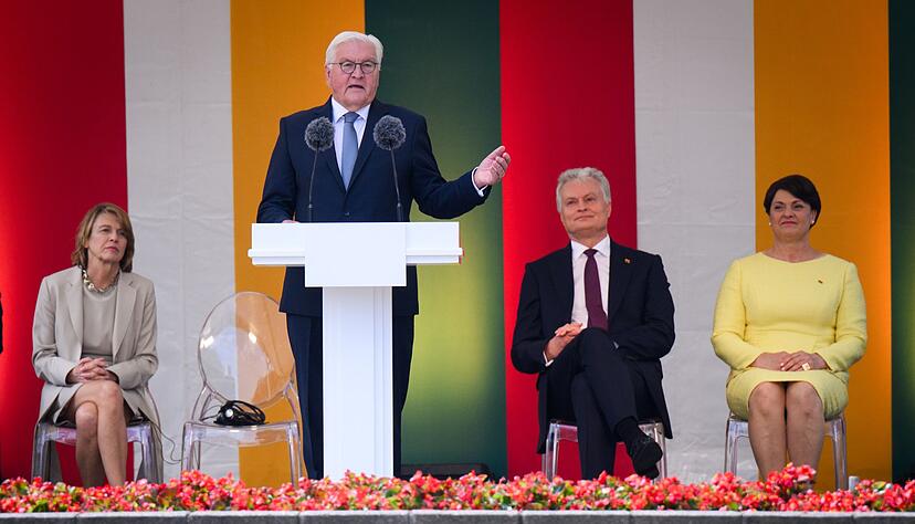 Bundespräsident Steinmeier sagt Litauen am Nationalfeiertag die Unterstützung Deutschlands bei der Verteidigung seiner Freiheit zu. Bundespräsident Steinmeier sagt Litauen am Nationalfeiertag die Unterstützung Deutschlands bei der Verteidigung seiner Freiheit zu.