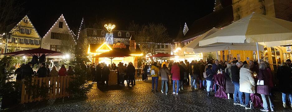 Bis Ende Januar können Besucher zum "Winterzauber" auf den Öhringer Marktplatz kommen. Bis Ende Januar können Besucher zum "Winterzauber" auf den Öhringer Marktplatz kommen.