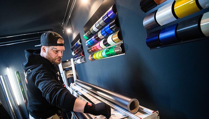 Gewollt von der Rolle: Michael Mulansky schneidet von der gewünschten Autofolie ein Stück zum Bearbeiten ab. Gewollt von der Rolle: Michael Mulansky schneidet von der gewünschten Autofolie ein Stück zum Bearbeiten ab.