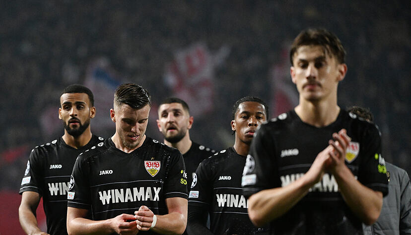 Der VfB Stuttgart geht bei Roter Stern Belgrad 1:5 unter. Die Belgrader Fans singen zum Abschluss "Auf Wiedersehen". Der VfB Stuttgart geht bei Roter Stern Belgrad 1:5 unter. Die Belgrader Fans singen zum Abschluss "Auf Wiedersehen".