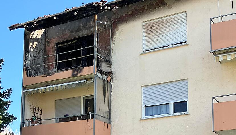 Am nächsten Morgen erinnern nur noch das Absperrband, der verkohlte Balkon und die heruntergeworfenen Dinge aus Wohnung und Dachboden an den Einsatz in der Nacht. Am nächsten Morgen erinnern nur noch das Absperrband, der verkohlte Balkon und die heruntergeworfenen Dinge aus Wohnung und Dachboden an den Einsatz in der Nacht.