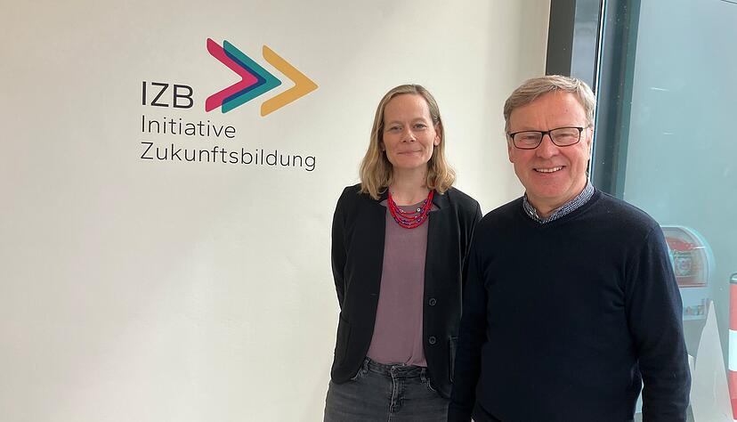 Stellen die laufende Arbeit der Initiative Zukunftbildung vor: Gesch&auml;ftsf&uuml;hrer Michael Fritz und Dr. Lucia Teuscher, wissenschaftliche Referentin.