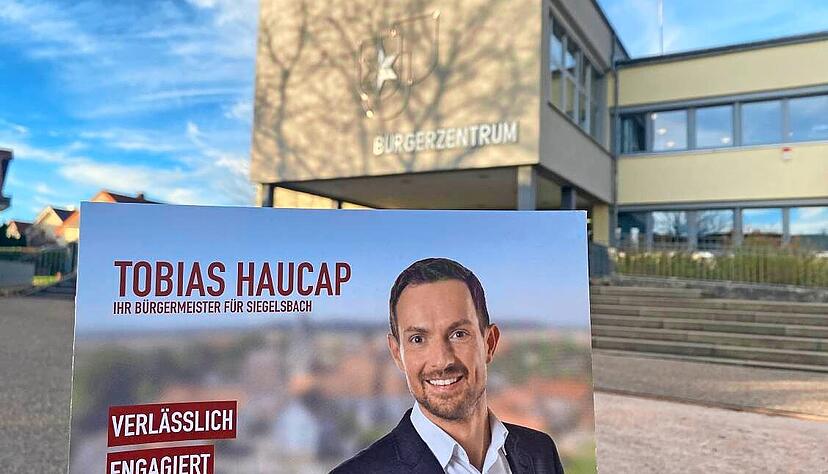 Trotz seiner Alleinkandidatur hat Tobias Haucap an nahezu alle Siegelsbacher Haushalte Flyer verteilt. Trotz seiner Alleinkandidatur hat Tobias Haucap an nahezu alle Siegelsbacher Haushalte Flyer verteilt.