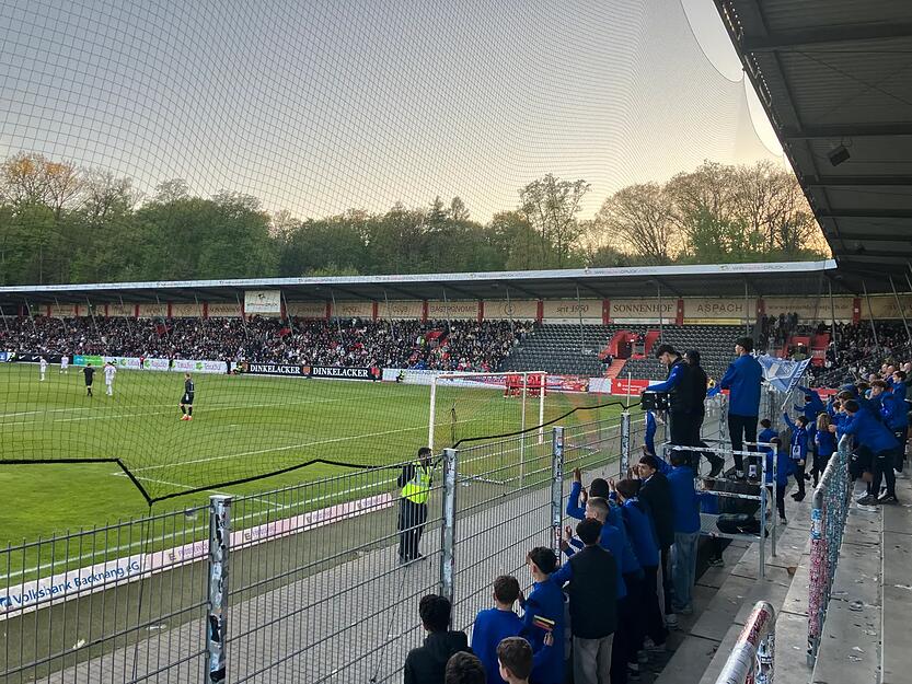Gro&szlig;aspach geht in F&uuml;hrung. Buh-Rufe im SGV-Block. Richtig euphorisch reagieren die Anh&auml;nger der Heimmannschaft nicht.