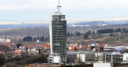 Der TDS-Turm prägt die Silhouette der Umgebung von Neckarsulm. Äußerlich ändert sich dort nichts, im Inneren aber einiges.
Foto: privat
