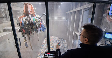 Ein Mitarbeiter transportiert M&uuml;ll mit einem Kran zum Verbrennen in einer M&uuml;llverbrennungsanlage der EEW Energy from Waste. In Form von Strom und Fernw&auml;rme wird in der Anlage Energie aus M&uuml;ll erzeugt. +++ dpa-Bildfunk +++