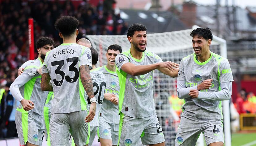 Tijjani Reijnders (r) erzielte die F&uuml;hrung f&uuml;r Manchester City.