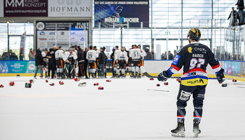 Die Black Eagles Reutlingen feiern den Titelgewinn, w&auml;hrend die Eisb&auml;ren Heilbronn entt&auml;uscht zuschauen m&uuml;ssen.