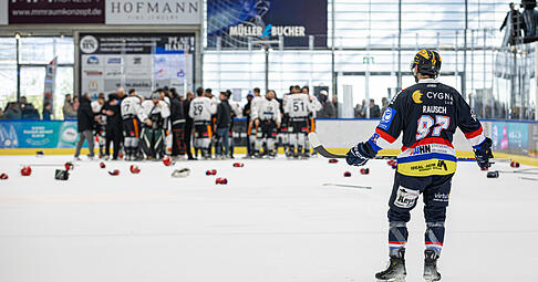 Die Black Eagles Reutlingen feiern den Titelgewinn, w&auml;hrend die Eisb&auml;ren Heilbronn entt&auml;uscht zuschauen m&uuml;ssen.