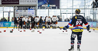 Die Black Eagles Reutlingen feiern den Titelgewinn, w&auml;hrend die Eisb&auml;ren Heilbronn entt&auml;uscht zuschauen m&uuml;ssen.