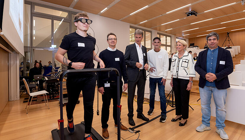 Leon Maier (links) führt den XR-Laufdemonstrator vor. Daneben: Bernd Bienzleiser (Fraunhofer IAO/KODIS Heilbronn), Oliver Lenzen (Direktor der Hochschule Heilbronn), Initiator Jürgen Mennel, Bürgermeisterin Agnes Christner und Projektleiter Alexandros Giannakidis (Fraunhofer IAO Stuttgart). Leon Maier (links) führt den XR-Laufdemonstrator vor. Daneben: Bernd Bienzleiser (Fraunhofer IAO/KODIS Heilbronn), Oliver Lenzen (Direktor der Hochschule Heilbronn), Initiator Jürgen Mennel, Bürgermeisterin Agnes Christner und Projektleiter Alexandros Giannakidis (Fraunhofer IAO Stuttgart).