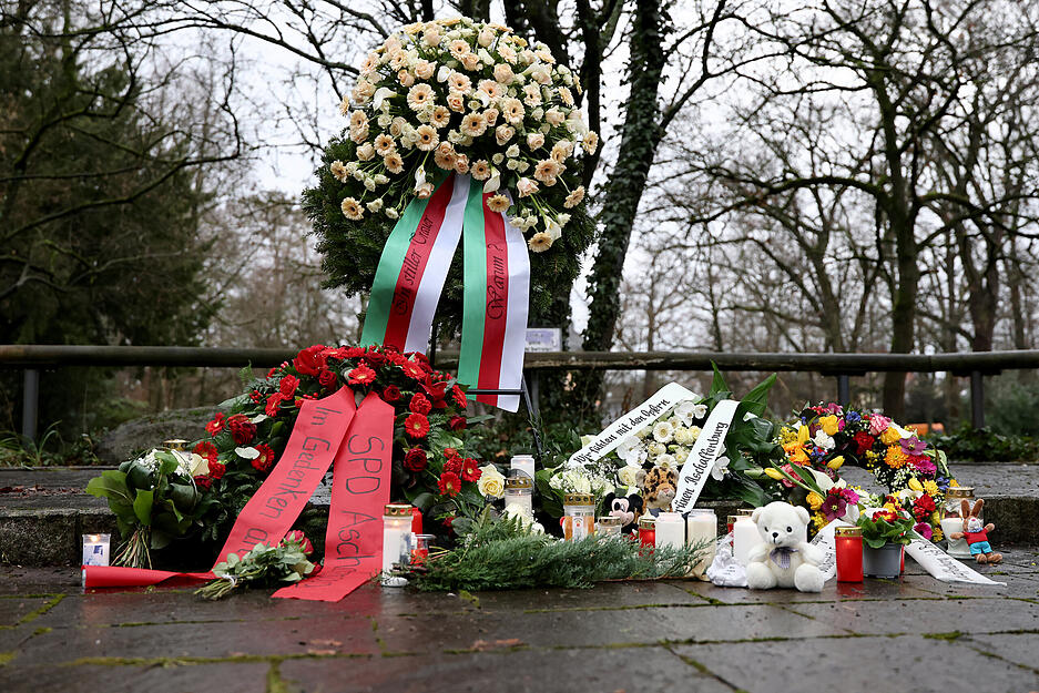 In einem Park in Aschaffenburg waren am Vortag ein zweijähriger Junge und ein 41-jähriger Mann getötet sowie zwei weitere Menschen schwer verletzt worden.