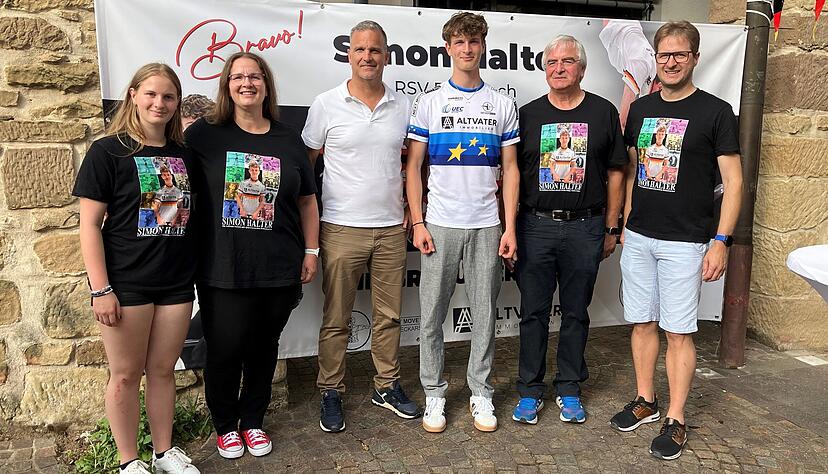 Simon Halter (im Trikot) vom RSV Erlenbach wird von seinem Gro&szlig;vater Rolf Halter (rechts neben ihm) trainiert und hat sich nun f&uuml;r die Europameisterschaften qualifiziert.