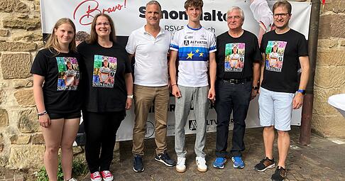 Simon Halter (im Trikot) vom RSV Erlenbach wird von seinem Gro&szlig;vater Rolf Halter (rechts neben ihm) trainiert und hat sich nun f&uuml;r die Europameisterschaften qualifiziert.