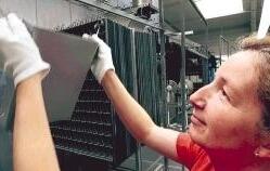 Silvia Rapp von der Schwarz GmbH beim Abhängen von bearbeiteten Rohteilen für Computergehäuse der Firma Siemens.Fotos: Guido Sawatzki