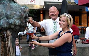 Weinbrunnenfest: Der B&uuml;rgermeister 2013 mit der W&uuml;rttembergischen Weink&ouml;nigin Nina Hirsch. Foto: Archiv/Besemer