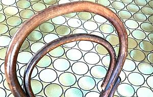 Für Liebhaber: stilvoller Thonet-Stuhl, Bodenfliesen aus den 70er-Jahren. Für Liebhaber: stilvoller Thonet-Stuhl, Bodenfliesen aus den 70er-Jahren.