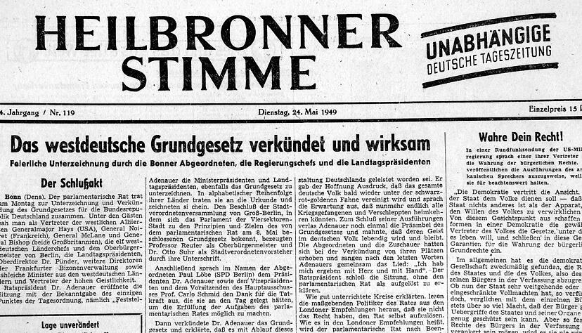 Vor 70 Jahren: Die Heilbronner Stimme berichtet nat&uuml;rlich auf der Titelseite von der Verabschiedung des Grundgesetzes . Foto: Mario Berger