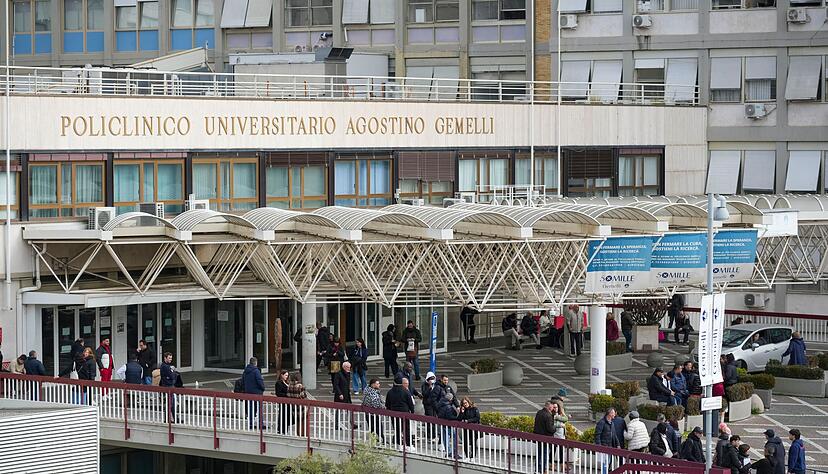 Papst Franziskus muss l&auml;nger im Gemelli-Krankenhaus bleiben.