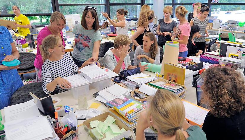Unübersehbar: die Raumnot im Lehrerzimmer der Mörike-Realschule. Ein Umbau in nicht allzu ferner Zukunft soll die Situation grundlegend verbessern &minus; hoffen Rektor Volker Dörfler und sein Team. Foto: Dennis Mugler