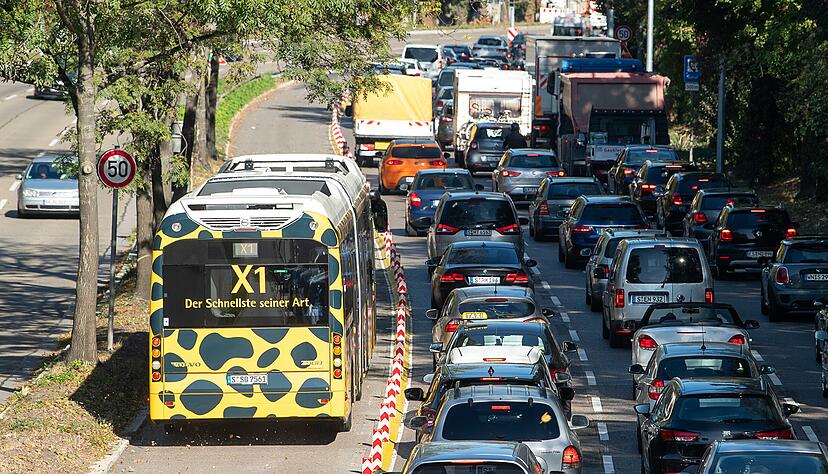 Nur wenige Fahrgäste nutzen die Expressbuslinie X1 in Stuttgart. Ist sie ein Fall von Steuerverschwendung?
Foto: dpa Nur wenige Fahrgäste nutzen die Expressbuslinie X1 in Stuttgart. Ist sie ein Fall von Steuerverschwendung?
Foto: dpa