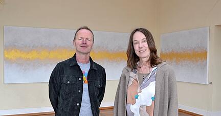 Künstler Michael Hieronymus und Burgbesitzerin Anja Weimar bekommen viel Zuspruch für die neuen Gemälde.
Foto: Stefanie Pfäffle