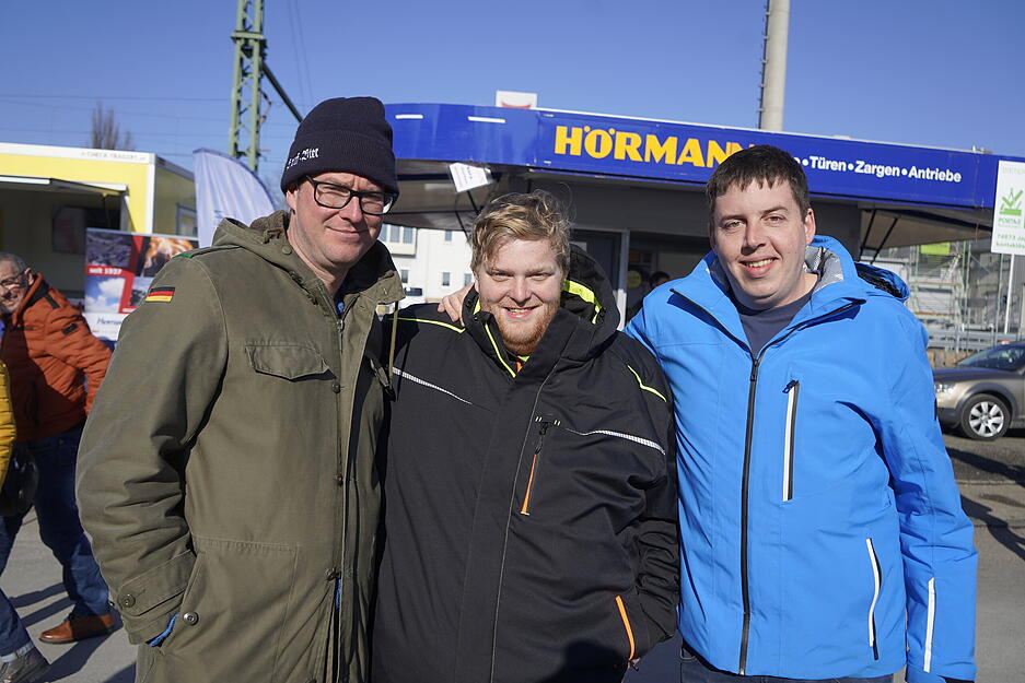 Nur wenige Menschen steuern zielstrebig einen bestimmten Stand an.