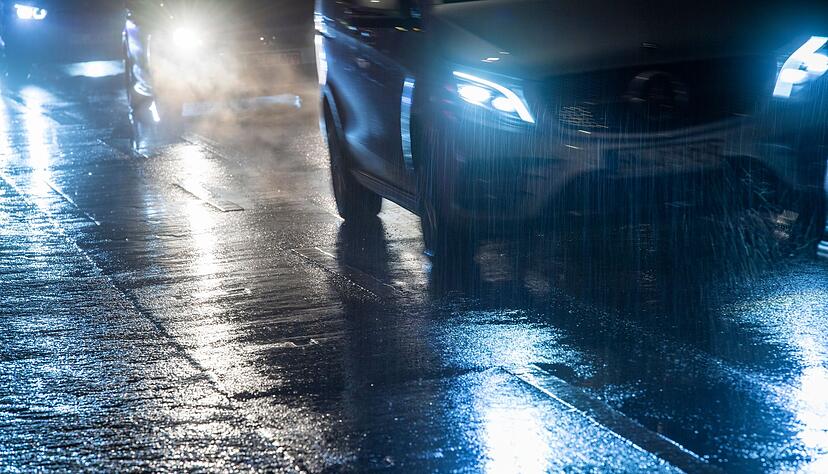 Gefährlich: Durch überfrierende Nässe oder gefrierenden Regen kann Glatteis entstehen. Gefährlich: Durch überfrierende Nässe oder gefrierenden Regen kann Glatteis entstehen.