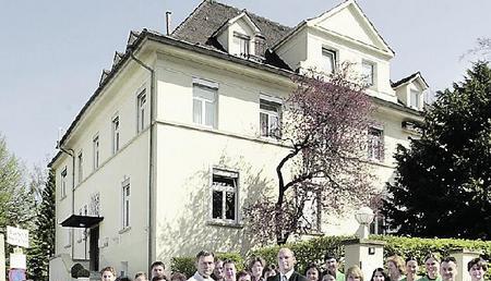 Im Kreise seiner Mitarbeiter nahm am Freitag Wigand Jurgowski, Ärztlicher Leiter und Geschäftsführer (links) das Qualitätszertifikat für die urologische Klinik am Lerchenberg in Heilbronn entgegen. (Foto: Dittmar Dirks) Im Kreise seiner Mitarbeiter nahm am Freitag Wigand Jurgowski, Ärztlicher Leiter und Geschäftsführer (links) das Qualitätszertifikat für die urologische Klinik am Lerchenberg in Heilbronn entgegen. (Foto: Dittmar Dirks)